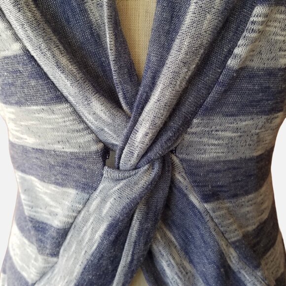 Vanity Front Twist Blue & Gray Striped Cap Sleeve Top - XL - Picture 7 of 12